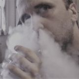 geekvape aegis solo 3 istruzioni Trascrizione 99 - Svapare è come inalare il fumo dei concerti: come  funziona e i rischi della sigaretta elettronica - Geopop